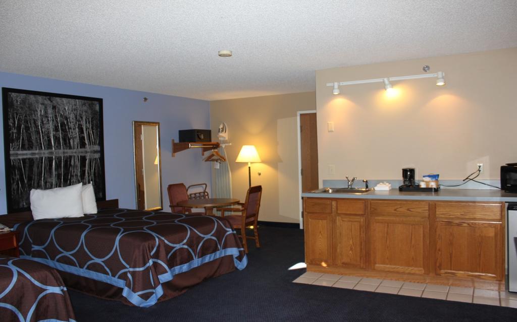 Super 8 By Wyndham Adrian Hotel Room photo